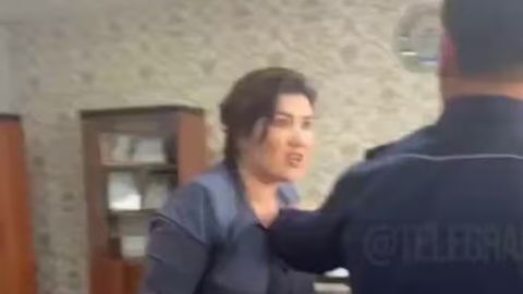 Poytaxtda maktab direktori o&lsquo;quvchining ota-onasi bilan janjallashib, so&lsquo;kdi (video)