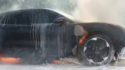 Toshkentda Zeekr elektromobili yonib ketdi (video)&nbsp;