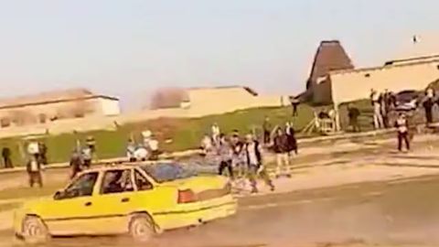 Samarqandda haydovchi jamoasi yutqizgani uchun mashinani odamlar ustiga haydadi (video)&nbsp;