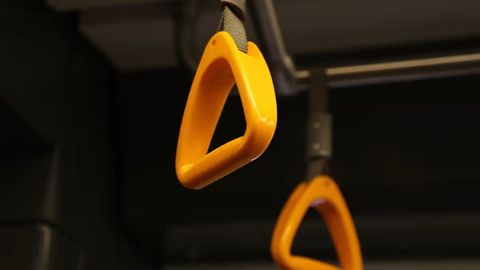 В Ташкентском метро поезд остановился между двумя станциями