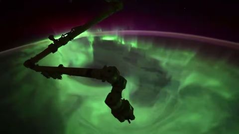 Astronavt kosmosdan qutb yog&lsquo;dusini videoga oldi