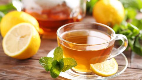 Foydali ichimlik emas: limonli choyning 3 ta xavfli tomoni