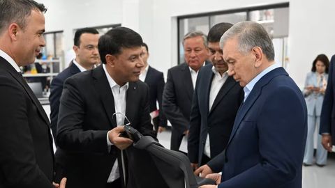 Шавкат Мирзиёев ознакомился с деятельностью нового предприятия текстильного кластера&nbsp; в Андижане