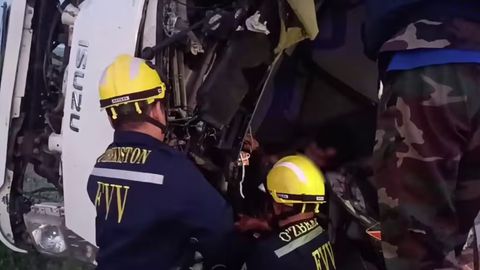 Piskentda YTHga uchrab, mashina salonida qisilib qolgan haydovchining hayoti saqlab qolindi (video)