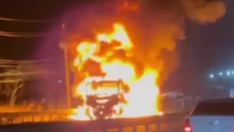 Qamchiqda harakatlanib ketayotgan yuk mashinasi butunlay yonib ketdi (video)