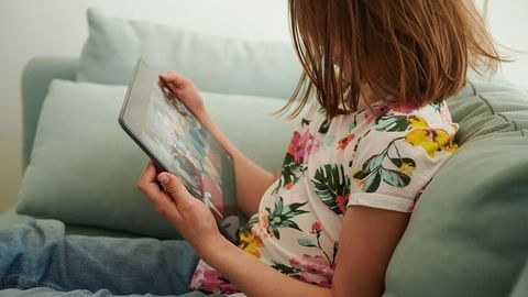 Буюк Британияда қизларидан iPad&rsquo;ни олиб қўйган аёл полиция томонидан ҳибсга олинди
