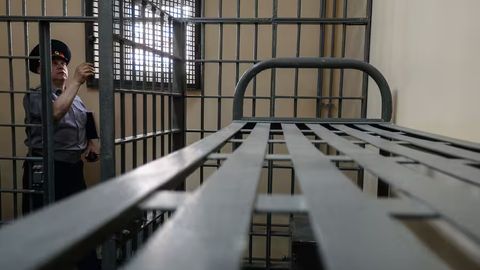 Rossiyada 11 kishini o&lsquo;ldirgan qotil tishlari sug&lsquo;urib olingani uchun koloniyani sudga berdi