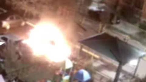 Toshkentda tanishining Tesla&rsquo;sini yoqib yuborgan shaxs ushlandi (video)