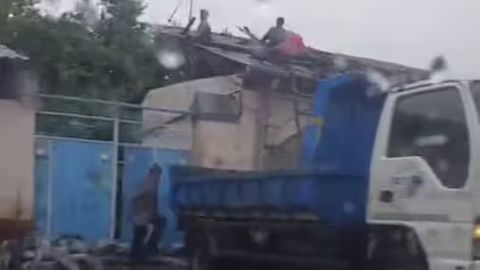 Andijondagi xonadonning devorlari yomg&lsquo;ir sabab yorilib ketgani aytildi (video)&nbsp;