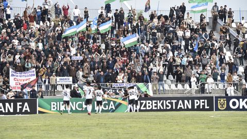 Olmaliqning &ldquo;OKMK&rdquo; jamoasi 100 yoshli muxlisini taqdirladi