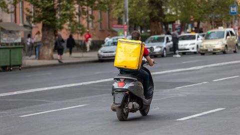 Rossiyada ikki o&lsquo;zbekistonlik politsiya qiyofasida kuryerdan pul undirdi