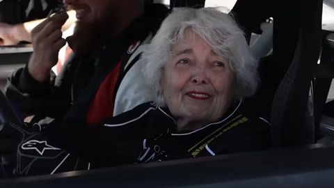 Hech qachon kech emas: 83 yoshli ayol poyga trassasida avtomobil haydash orzusini amalga oshirdi