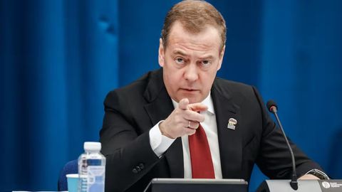 Медведев: &ldquo;Дунё учинчи жаҳон уруши ёқасида турибди&rdquo;