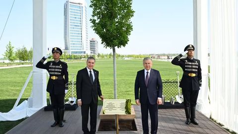 Shavkat Mirziyoyev va Gurbanguli Berdimuhamedov birgalikda eman daraxtini ekdi (foto)
