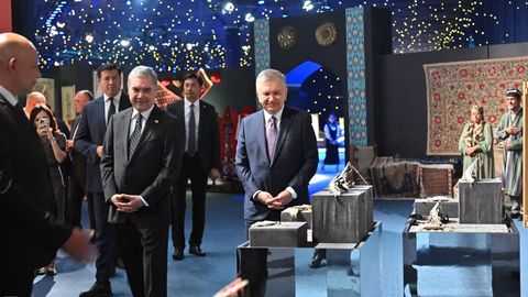 Shavkat Mirziyoyev Gurbanguli Berdimuhamedov bilan birga &ldquo;Zamonlar sadosi&rdquo; ko&lsquo;rgazmasini borib ko&lsquo;rdi (foto)