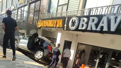 Jizzaxda Tracker yuqori tezlikda kelib, do&lsquo;konga urildi (video)
