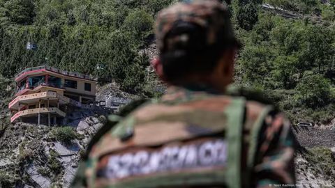 Ҳиндистон ва Покистон ҳарбийлари чегарада отишма уюштирди