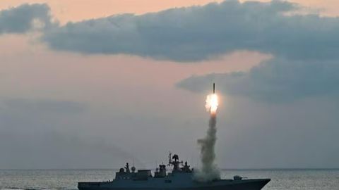 Ҳиндистон Покистон билан таранглик фонида кемага қарши ракеталарини синовдан ўтказди (видео)