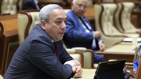 &ldquo;Фақат давлат тилида қабул қилинади&rdquo; &mdash; сенатор Азамат Зиё қонуннинг рус тилидаги матнига эътироз билдирди