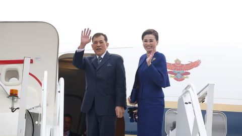 Таиланд қироли ва қироличаси самолётни ўзи бошқарди (видео)