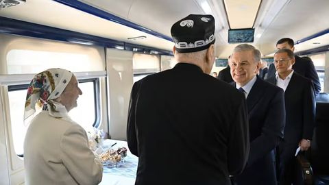 Президент янги поездда жамоатчилик билан бирга Урганчдан Хивага борди