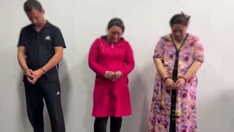 Surxondaryoda YPX xodimini urib, kiyimlarini yirtib tashlagan ayollar uzr so&lsquo;radi (video)