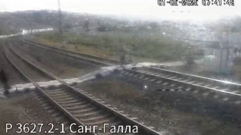 Тошкент вилоятида аёл ўзини поезд остига ташлагани айтилмоқда (видео)