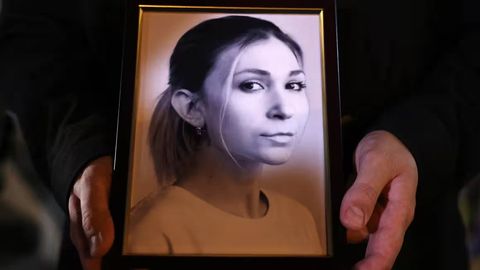 Rossiyada vafot etgan ukrainalik jurnalist jasadi vataniga qiynoq alomatlari va yo&lsquo;qolgan a&rsquo;zolari bilan qaytarildi