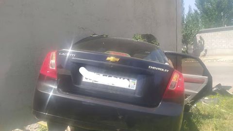 Andijonda Lacetti yuqori tezlikda devorni buzib o&lsquo;tdi (video)&nbsp;