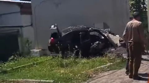 В Андижане Lacetti на большой скорости пробил стену (видео)