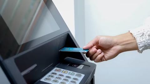 В Узбекистане разработают требования к открытию банковских карт для несовершеннолетних
