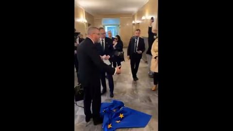 Polsha prezidentligiga nomzod Yevropa Ittifoqi bayrog&lsquo;ini yirtib tashlab, unda oyoqlarini artdi