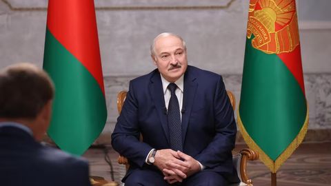 Lukashenko prezidentlik kursisida &ldquo;biroz ushlanib qolgani&rdquo; sababini aytdi