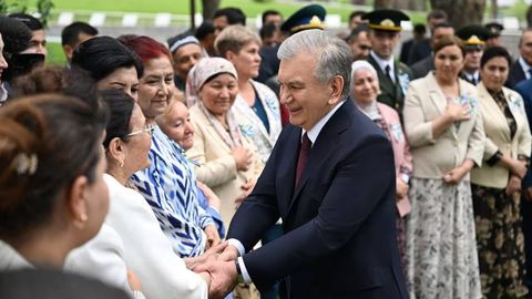 Shavkat Mirziyoyev&nbsp;marhum harbiy xizmatchilarning oila a&rsquo;zolari bilan uchrashdi (foto)