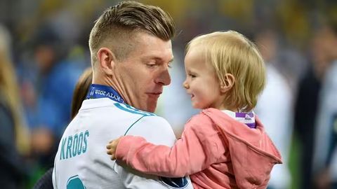 &ldquo;Qizimni xavf ostiga qo&lsquo;yishni istamayman&rdquo; &mdash;&nbsp;Toni Kroos nega Germaniyaga qaytishni istamaydi?