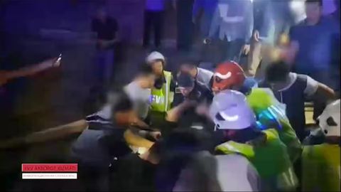 Qamchiq dovonida ikki kishi yuk mashinasi xandaqqa tushib ketishi oqibatida kabinaga qisilib qoldi (video)