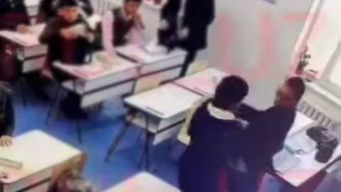 Navoiyda maktab direktori o&lsquo;quvchilarni kaltakladi