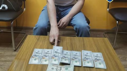 Toshkentda fuqaroni tibbiyot yo&lsquo;nalishiga 3-bosqichdan o&lsquo;qishga kiritib qo&lsquo;yishni vaʼda qilgan shaxs ushlandi