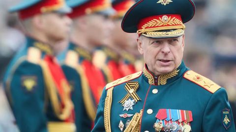 Путин Россия қуруқликдаги қўшинлари қўмондонини лавозимидан олди