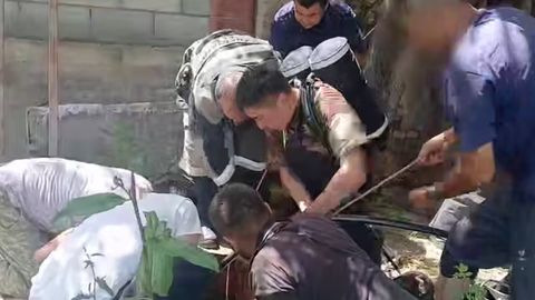 Andijonda 7 yoshli bola 40 metr chuqurlikdagi quduqqa tushib ketdi (video)