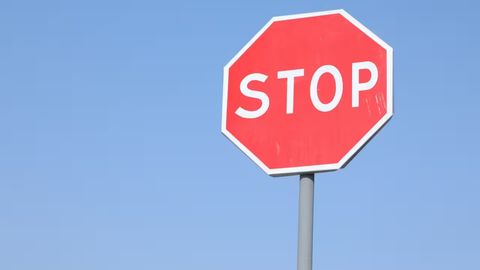 Avtomobil yo&lsquo;llaridan o&lsquo;tgan ayrim temiryo&lsquo;l kesishmalarida &ldquo;Stop&rdquo; belgilari boshqariluvchi svetoforlarga almashtiriladi