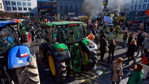 Fransiyada 200 dan ortiq fermer cheklovlarni bekor qilish uchun namoyishga chiqdi