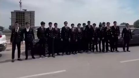 Namanganda esdalikka video olmoqchi bo&lsquo;lgan bitiruvchilarga chora ko&lsquo;rildi (video)&nbsp;