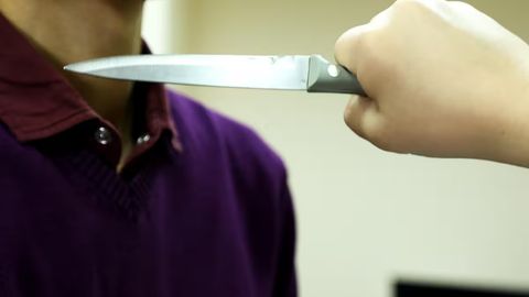 Yunusobodda ruhiy kasal erkak ichki ishlar xodimiga pichoq bilan jarohat yetkazdi