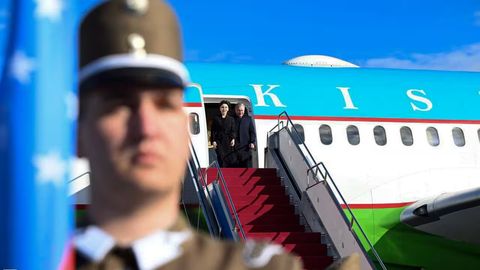 Shavkat Mirziyoyev rafiqasi bilan birga Budapeshtga yetib bordi (foto)