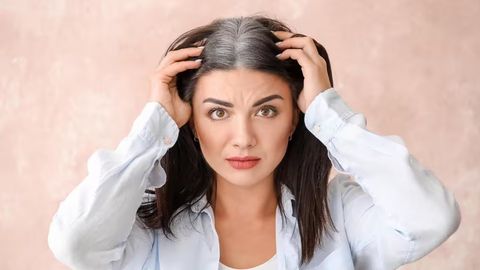 Stressdan sochlar oqaradimi? Dermatolog tushuntirib berdi
