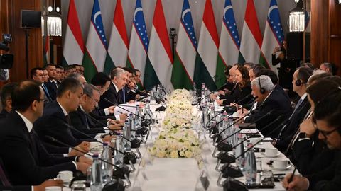 Шавкат Мирзиёев умумий активлари қиймати 200 млрд доллардан ортиқ бўлган Венгриянинг йирик компаниялар раҳбарлари билан учрашди