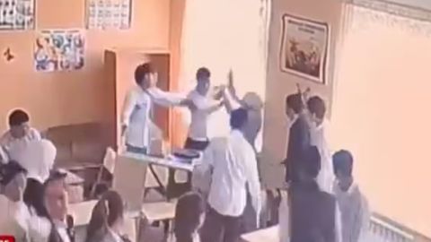 Andijonda dars vaqtida o&lsquo;quvchi o&lsquo;z o&lsquo;qituvchisiga musht tushirdi (video)&nbsp;
