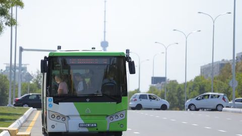 Toshkentda yo&lsquo;lovchilar avtobus harakatiga xalaqit bergan mashina haydovchisini &ldquo;samosud&rdquo; qildi (video)&nbsp;
