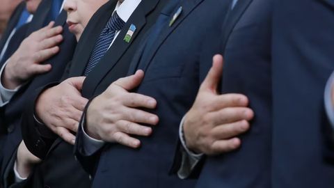 Iqtisodiyot va moliya vazirligi xodimlaridan madhiyani yodlab, videoga olishni talab qilgani aytilmoqda